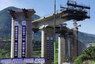 巨型冠航千斤顶助力成昆铁路43#号墩成功转体