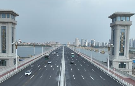 北京路沂河桥全线通车，曾用560个液压千斤顶同步顶升老桥