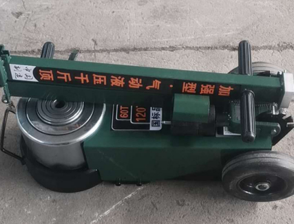 气动液压千斤顶是大型货车专用的汽车保修设备