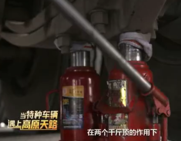 川藏线千沟万壑，自驾车主用液压千斤顶更换损坏轮胎