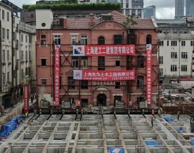 10台液压千斤顶助力上海百年小楼平安移动