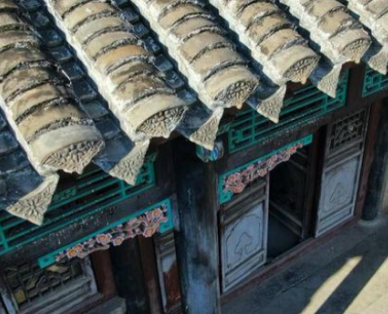 古建筑修复匠人用液压千斤顶支撑房梁
