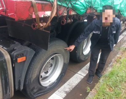 某高速30辆车被钉子扎破，车主用卧式液压千斤顶更换轮胎
